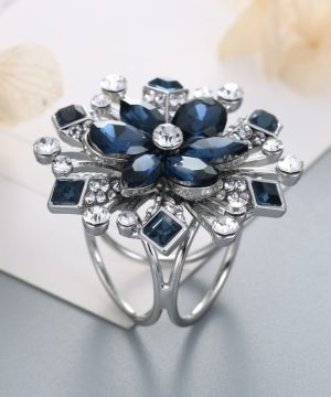 Elegantný trojprstenec v tvare kvetu a s kryštálikmi v strieborno-modrej farbe