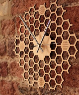 Jedinečné drevené nástenné hodiny v tvare medu