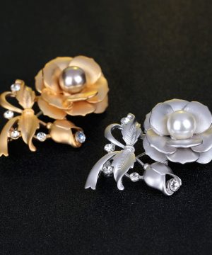 Luxusná brošňa v tvare ruže s perlou a kryštálikmi v dvoch rôznych farbách