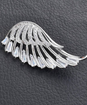 Elegantná brošňa na šaty v tvare strieborného krídla
