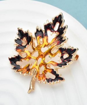 Luxusná brošňa na šaty v podobe jesenného javorového listu