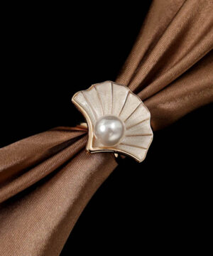 Brošňa na šatku a šál – zlatá smaltovaná mušlička s perlou